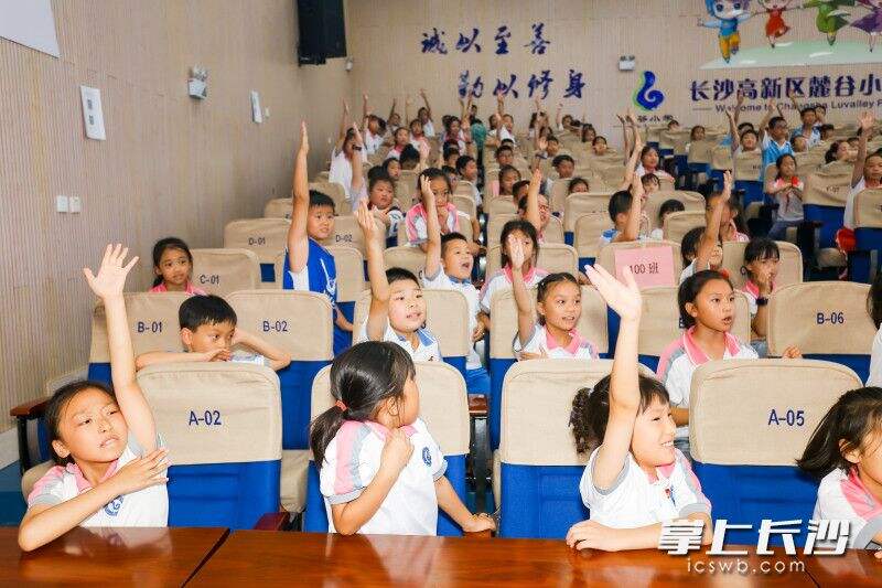 戏曲文化大课堂上，孩子们热情高涨参与互动。