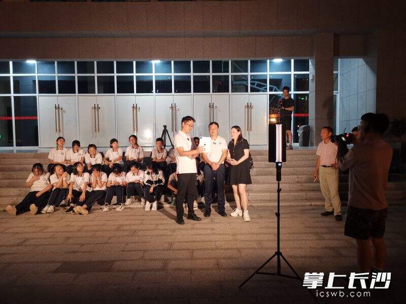 6月27日晚，浏阳新文学校师生与南雅中学视频连线。