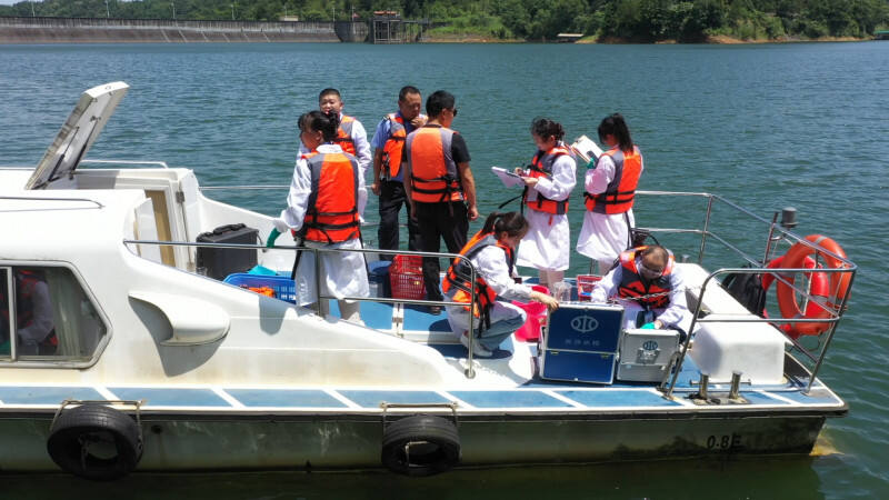 工作人员登船开展水质检测。