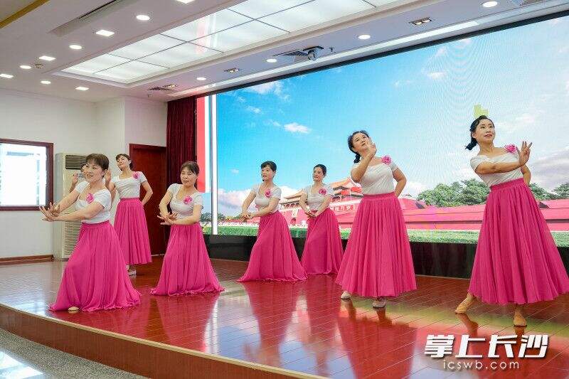 社区舞蹈队表演舞蹈 《灯火里的中国》。