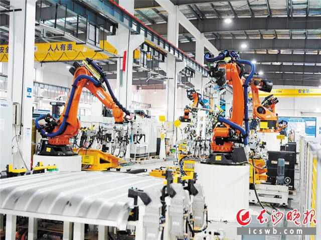 湖南中南智能装备有限公司是省内唯一拥有工业机器人自主研发和生产制造能力的企业。　　均为雨花经开区供图