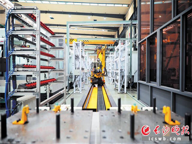 湖南晓光汽车模具有限公司自动化产线正高速运转。