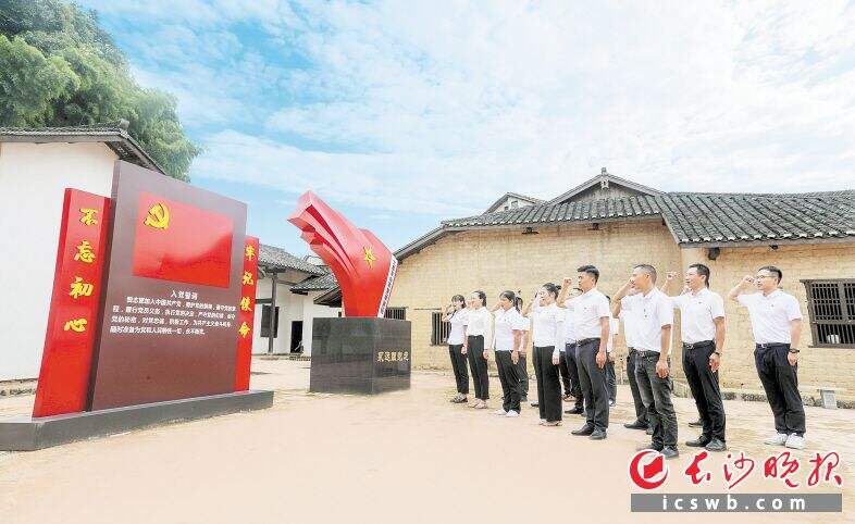 6月29日，在杨立三故居，金井镇新党员集中宣誓。　　郁仲琦 摄