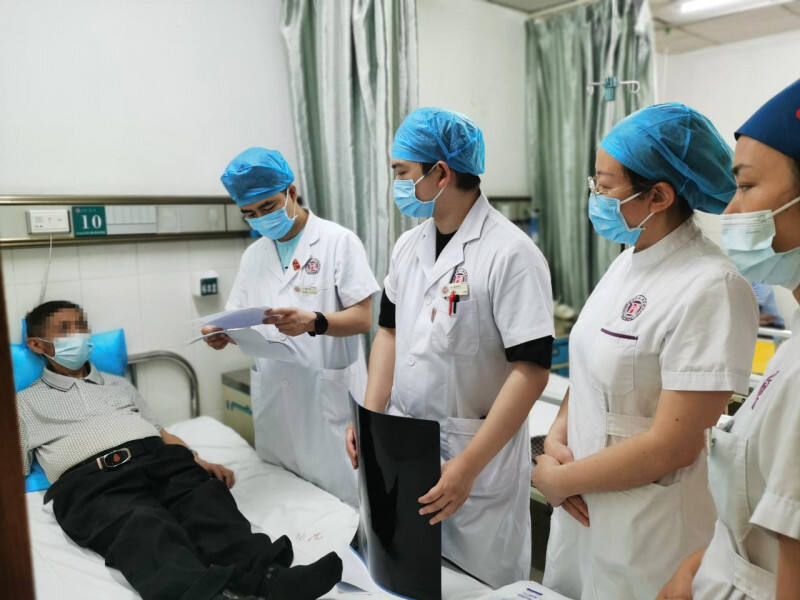 术后，湖南省人民医院医生等检查患者恢复情况。长沙晚报通讯员  欧阳尚 供图