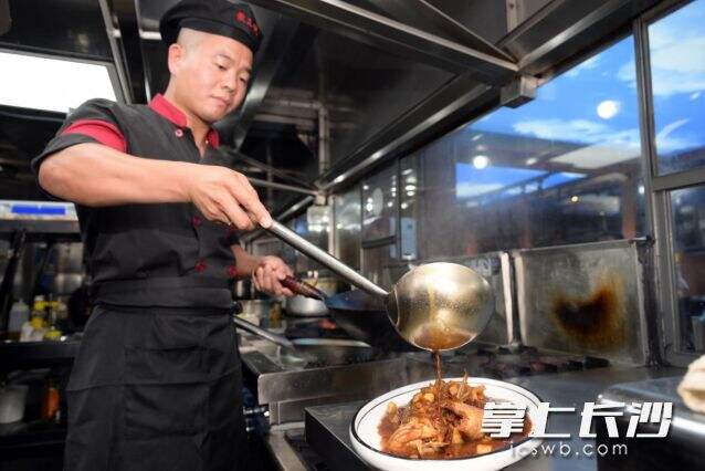臭鳜鱼作为徽菜传统菜品，是徽州的地标美食，更是传统非物质文化遗产。 刘玉才 摄