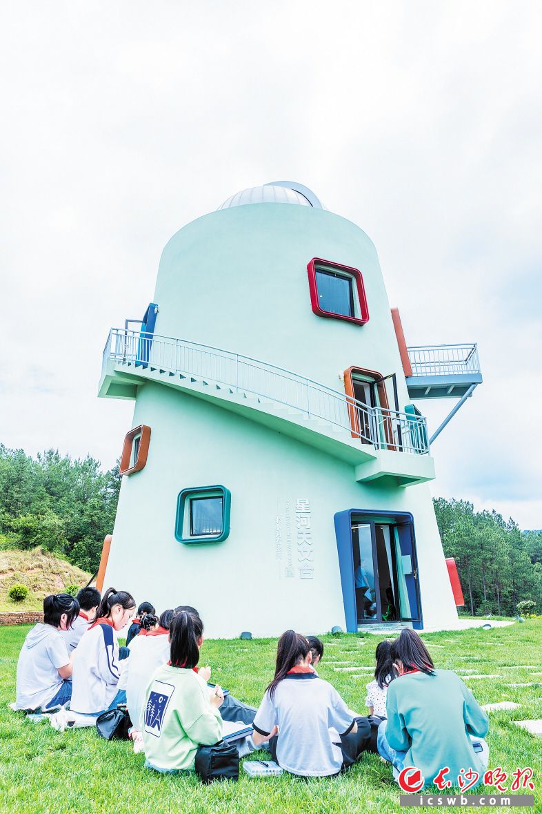 今年以来，浏阳市小河乡以“星河”天文台为阵地，积极建设乡村“复兴少年宫”，开展了天文科普等一系列主题实践活动。市文明办供图