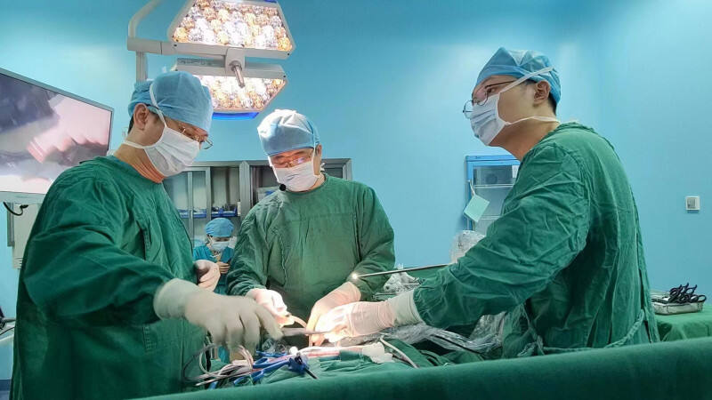 长沙市第一医院微创外科手术室内正在进行一场“学术沙龙”，王存川（中）、徐大勇（左）两位教授联手为患者进行手术。