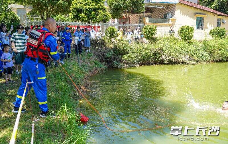 长沙县蓝天救援队开展现场救援模拟演练。