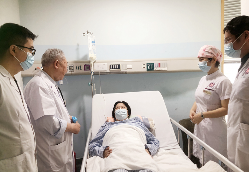 吴金术教授等查看患者术后恢复情况。
