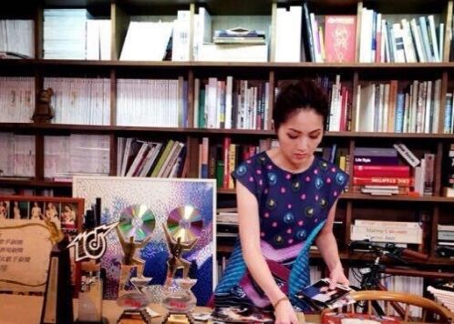 带你参观杨千嬅的豪宅：家里堆满了书籍，装修时尚又有个性