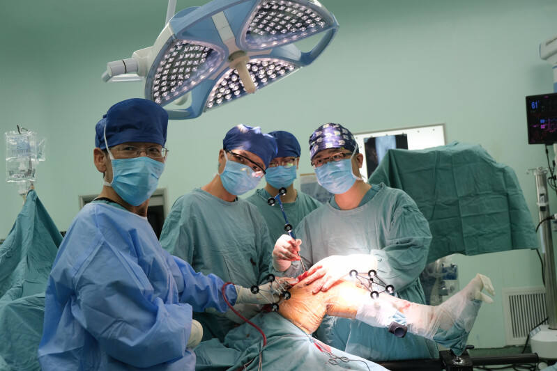 湖南省人民医院骨关节与运动医学科王靖主任团队为患者实施手术。