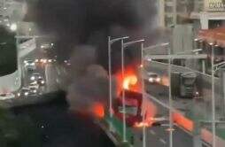 广州机场高速一货车起火伴有爆炸声 熊熊大火黑烟直冲云霄
