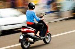 女摩托车手时速113公里还发自拍被罚 用生命在冒险