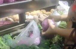 女子超市买菜自带小刀剥菜剥掉的外皮是可以吃的 太奇葩了