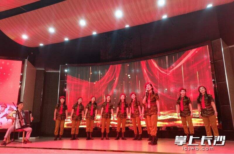湖南省文化馆群星艺术合唱团标语《军歌联唱》。长沙晚报通讯员 曹金霞 供图