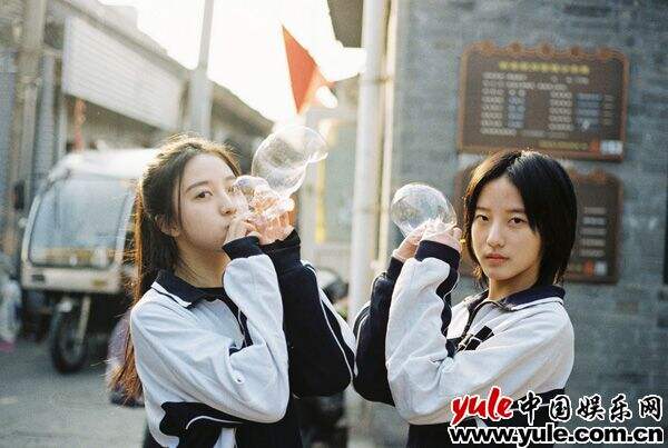 高颜值双胞胎姐妹同时考入上海名校，互拆录取通知书难掩兴奋