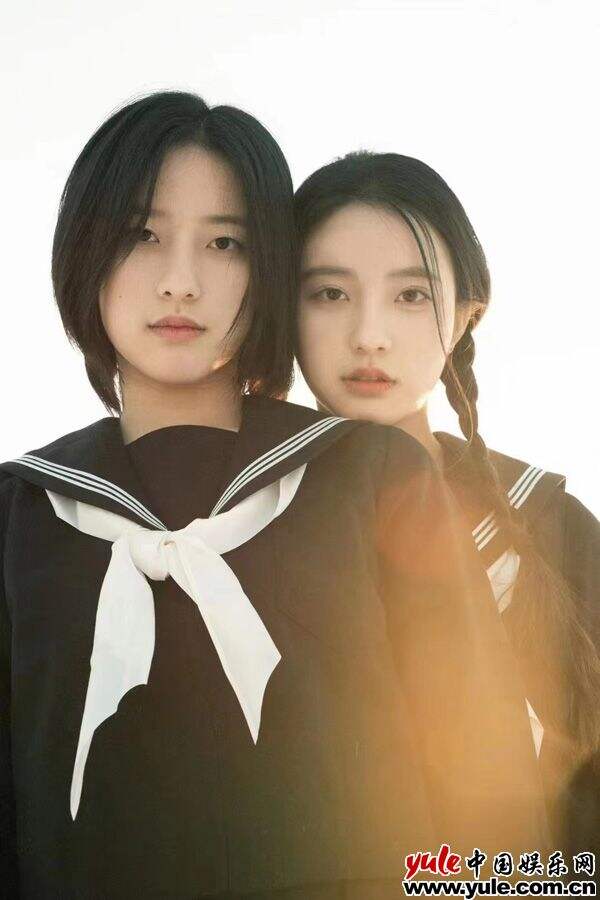 高颜值双胞胎姐妹同时考入上海名校，互拆录取通知书难掩兴奋