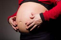 38岁女子连续16年怀孕经历6次剖腹产育有12孩子：想再生