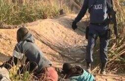 南非8名女子拍视频 被多名矿工轮奸赤身裸体没衣服穿