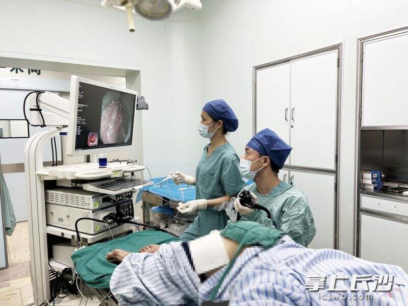 湖南省人民医院医务人员为患者施行ESD（内镜下黏膜剥离术）手术。均为长沙晚报通讯员 黎秀兰 供图