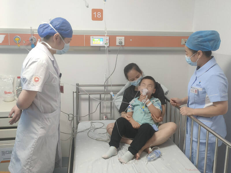 在湖南省儿童医院，患有鼾症的孩子正在进行治疗。