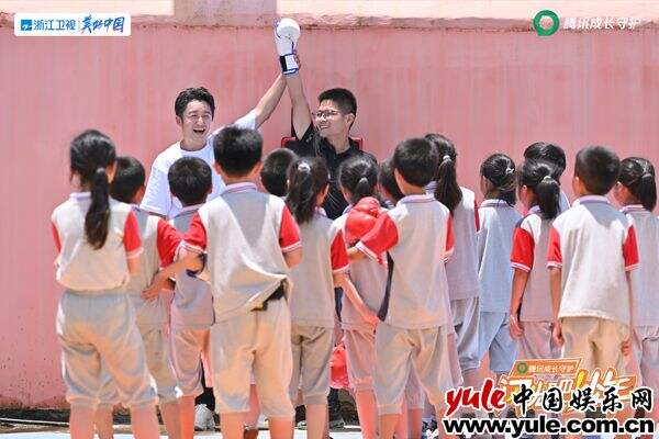 拳王邹市明加入小学课堂诠释“力量”，《闪光吧！少年》启程江西见证快乐教育