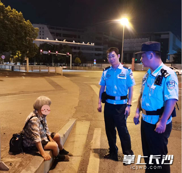 发现老人睡在街上，民辅警上前帮助。均为雨花警方供图