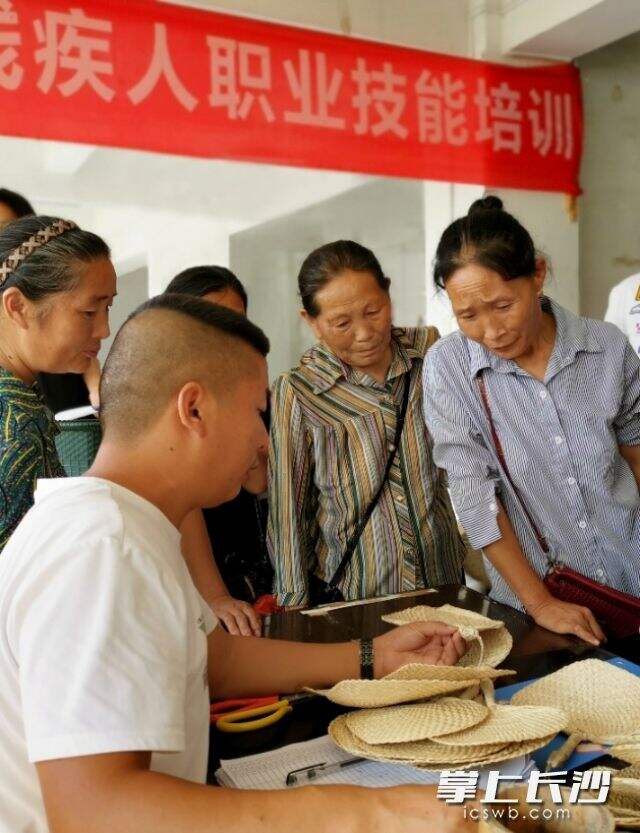 ▲吉信蒲扇的手艺前后迭代了10余次，图舒立俊为村民讲解新的编织手法。（摄影 王鑫）