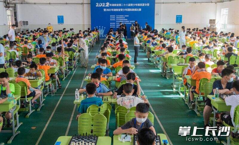 6日上午，湖南省第二十八届棋类夏令营暨2022年湖南省青少年国际象棋比赛在望城区长郡月亮岛第二小学开幕。均为长沙晚报全媒体记者 邹麟 摄