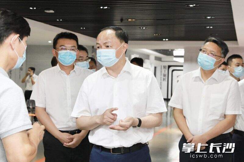 郑建新在湖南泰嘉新材料科技股份有限公司调研。刘书勤 摄