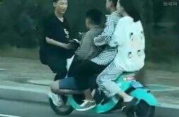 3男1女同骑一辆共享电动车上路 拍摄者：都看不着谁在拧电门