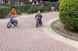 爸爸带俩儿子跑步骑车孩子开朗欢笑好治愈 平淡的幸福