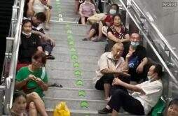 重庆高温地铁楼梯上长满了人 这都是被逼出来的