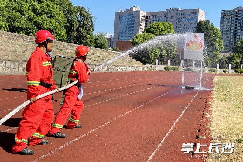 今日，长沙首届森林消防队伍业务技能大赛举行。
