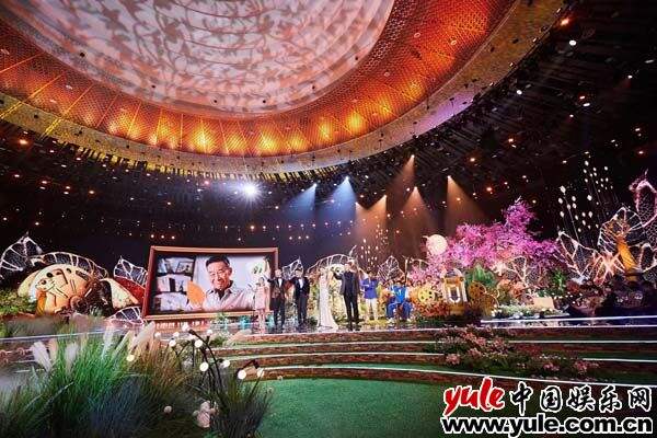 歌手陈雨琪献唱北影节闭幕盛典 甜美歌声唤起浪漫情怀