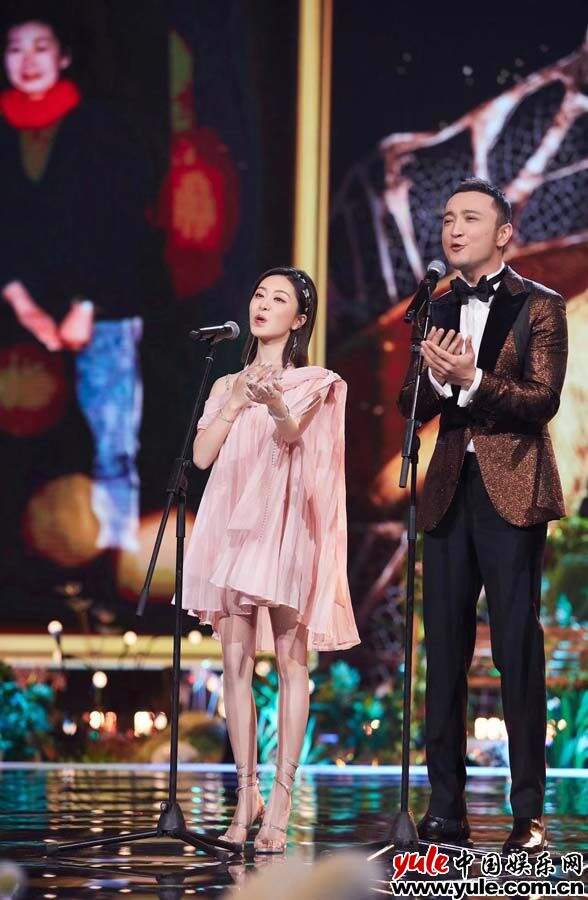 歌手陈雨琪献唱北影节闭幕盛典 甜美歌声唤起浪漫情怀