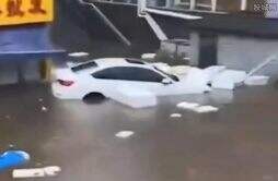 石家庄暴雨有汽车被泡漂浮 有商户损失近十万元