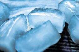 高温之下冰块成为硬通货 一块冰被卖到上百元！