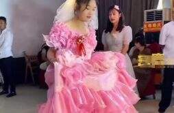 新娘穿自己设计全粉婚纱引热议 网友称粉色婚纱代表二婚