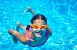 游泳能预防肩周炎吗 怎么预防肩周炎发作