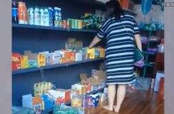 女子回村到小卖部购物 82岁老板收拾超干净脱鞋进入杂物都没