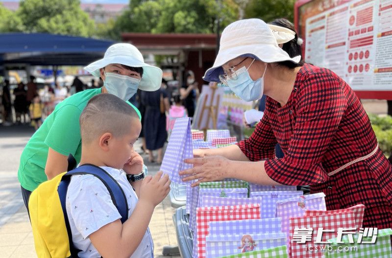 新生入学收新“礼”。图片均为通讯员 舒俊彦 摄