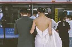 新人携手坐地铁参加婚礼 不仅浪漫还低碳环保！