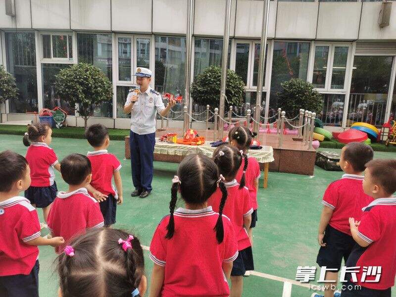 幼儿园内，消防员为小朋友们讲消防安全知识。长沙晚报通讯员 汤淑 供图