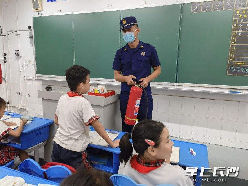 在开福区国庆小学，“火焰蓝”深入课堂，为学生讲灭火器的使用方法。长沙晚报通讯员 刘荃菁 供图