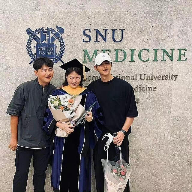 宋仲基庆祝妹妹博士毕业：我们家也有医生了