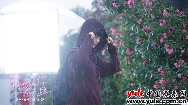 电影《我要和你在一起》发布推广曲MV并开启预售，尹昉李梦为爱义无反顾