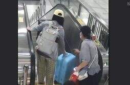 女子用扶梯传送行李箱砸伤路人 该女子需要赔钱吗？