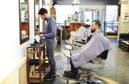 男子办36元剪发后被套路充值1万 竟是一家有问题的理发店
