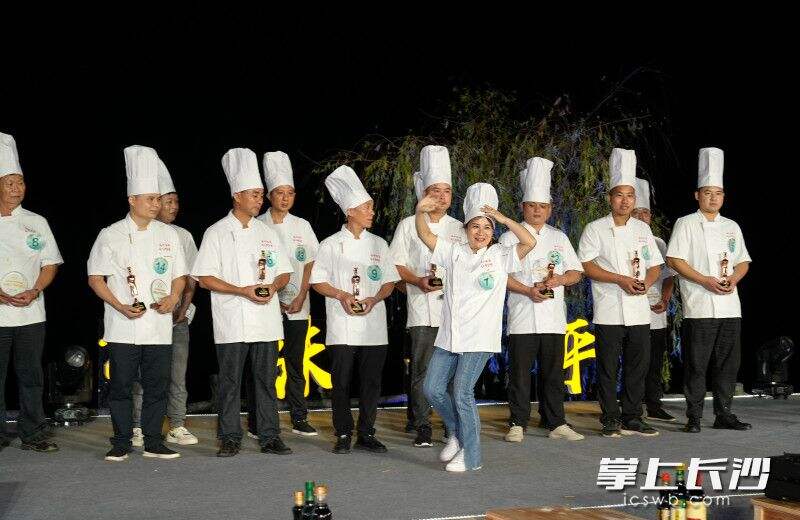 1号女选手听到自己获评“金牌农家厨王”，兴奋地走上台领奖。